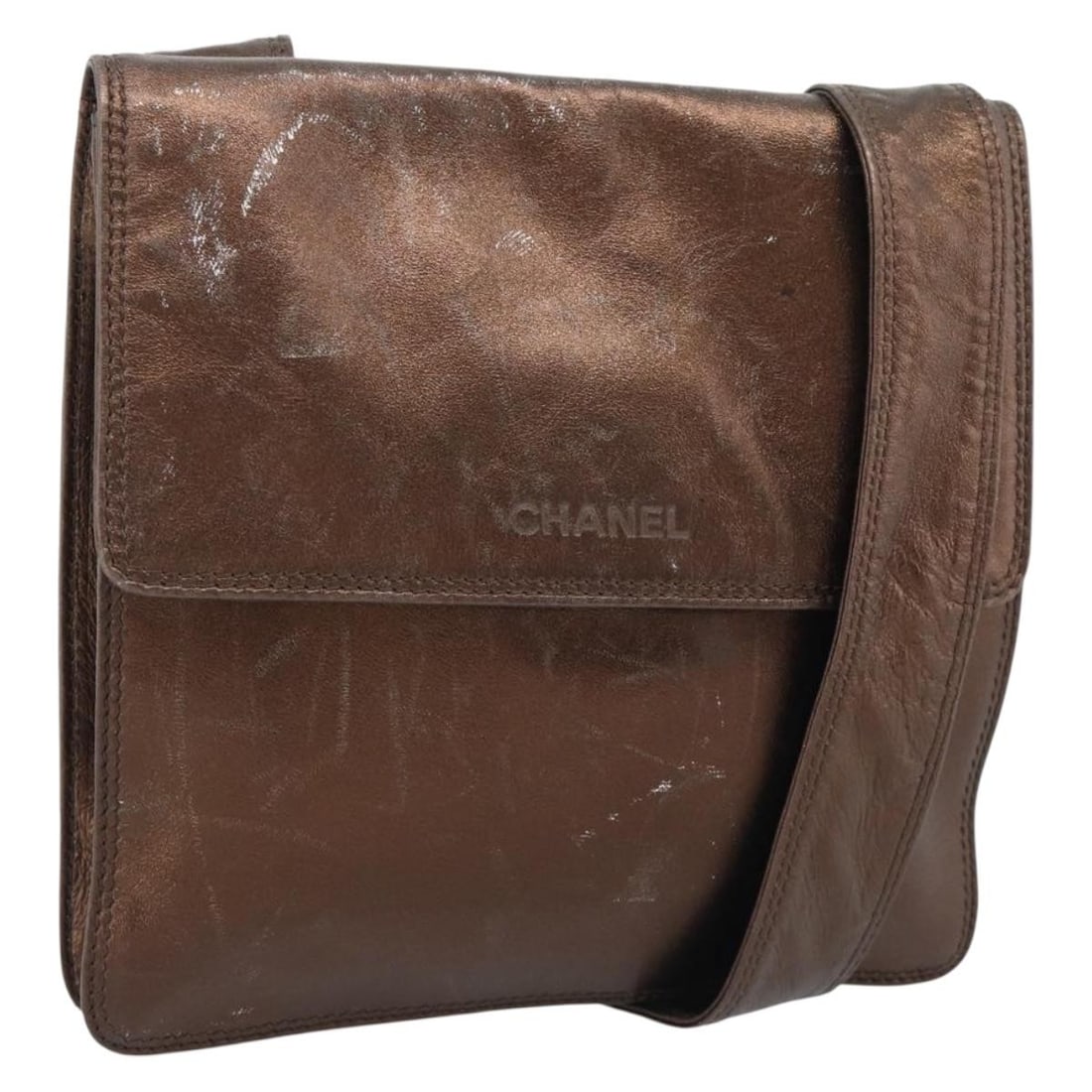 CHANEL Leather Shoulder Bag Bronze Gold with Guarantee Card: CHANEL Leather Shoulder Bag Bronze Gold with Guarantee Card CHANEL shoulder bag in bronze/gold leather with a compact silhouette and shoulder strap. Includes the guarantee card. Condition is heavily u