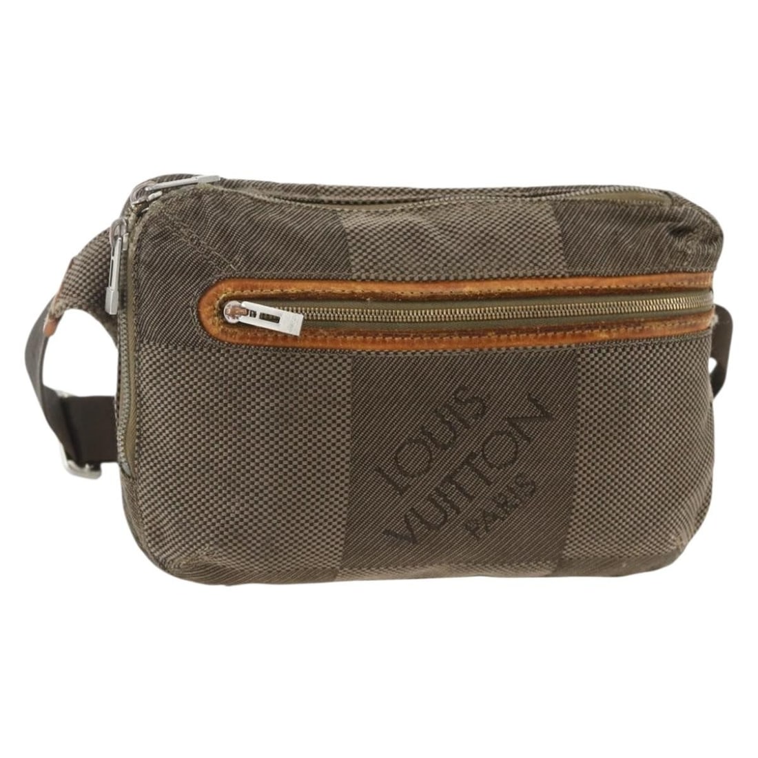 Louis Vuitton Damier Geant Tail Body Bag M93022: Louis Vuitton Damier Geant Tail Body Bag M93022 This Louis Vuitton Damier Geant Arsch Body Bag in the color Tail is crafted from durable Damier Geant canvas. Designed for women, this body bag offers a
