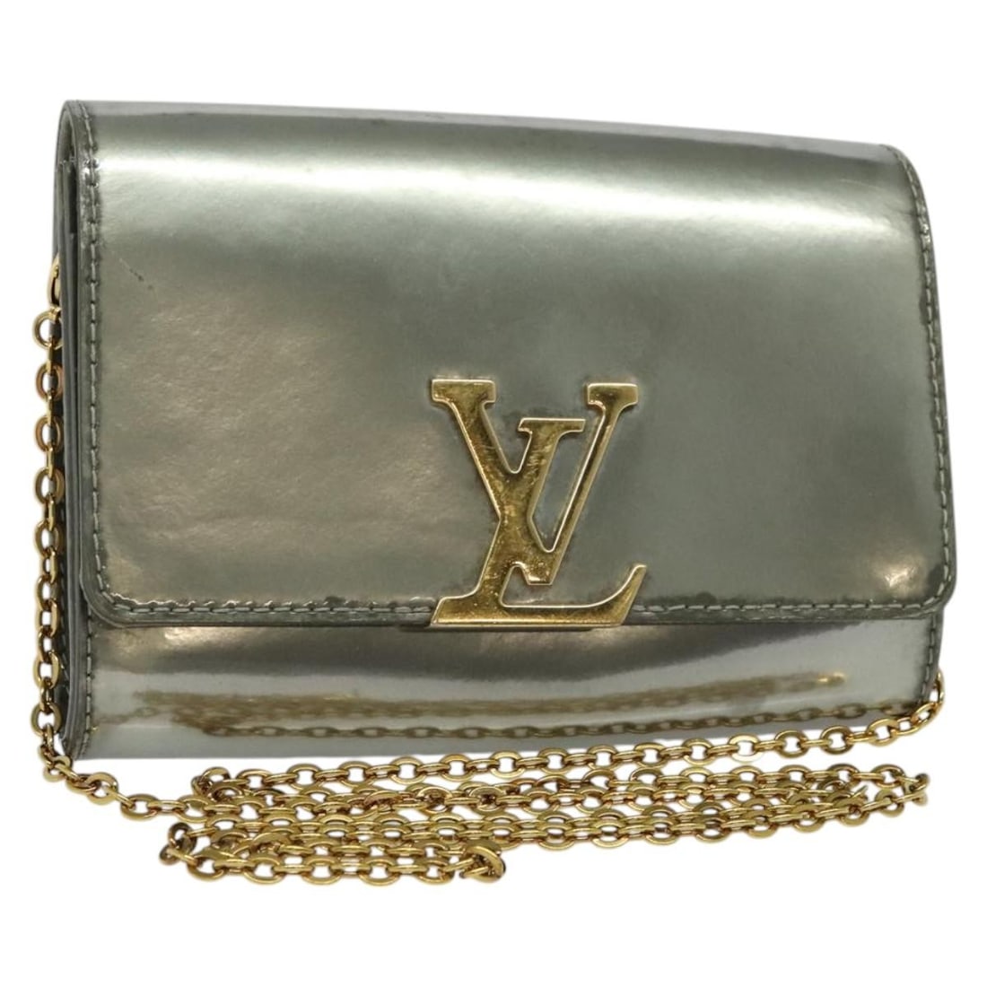 Louis Vuitton Louise PM Silver Vernis Patent Leather Clutch: Louis Vuitton Louise PM Silver Vernis Patent Leather Clutch This Louis Vuitton Vernis Pochette Louise PM clutch bag is crafted from silver patent leather and features a sleek, compact silhouette. Desi
