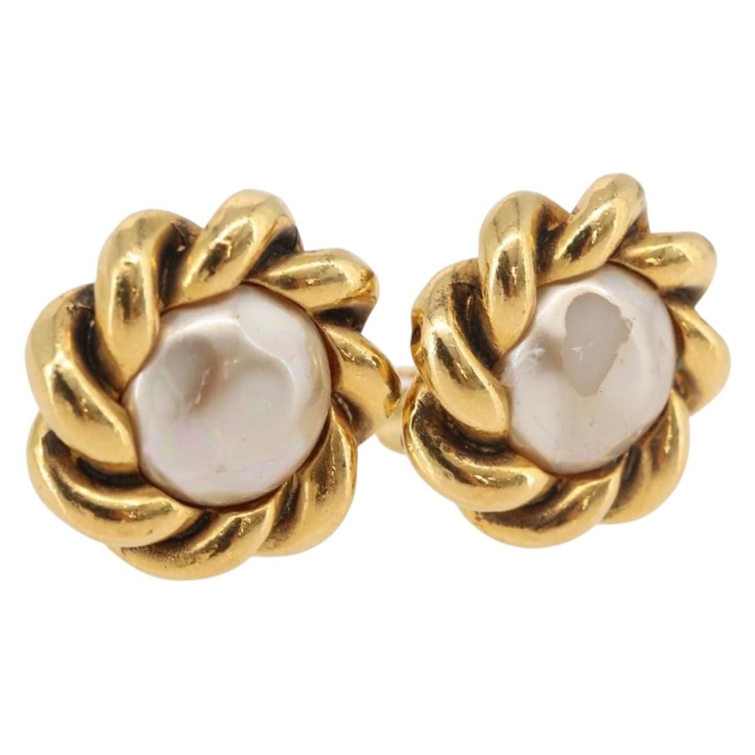 CHANEL CC Gold Tone Metal Clip On Earring 25mm: CHANEL CC Gold Tone Metal Clip On Earring 25mm CHANEL gold-tone metal earrings for women, presented in heavily used condition. The item is described as an earring style piece with surface rubbing, scr