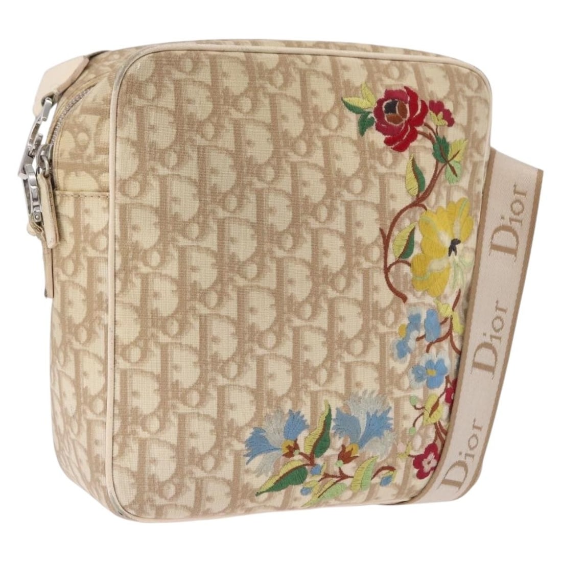 Christian Dior Trotter Shoulder Bag Beige PVC Canvas Leather: Christian Dior Trotter Shoulder Bag Beige PVC Canvas Leather Christian Dior Trotter Canvas Shoulder Bag in beige and silver, made in Italy. It is a shoulder bag crafted from PVC leather and Trotter ca