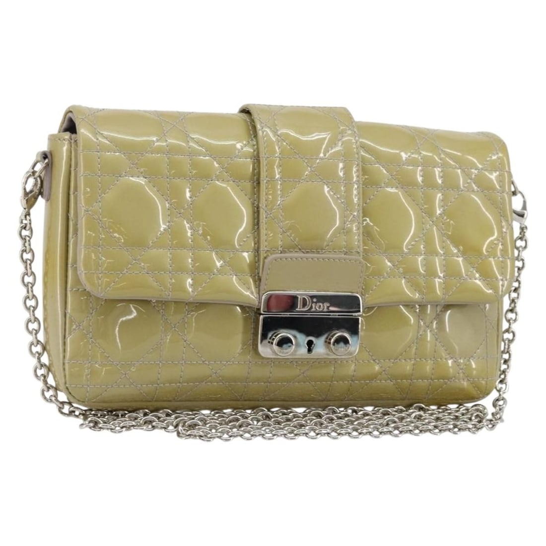 Christian Dior patent leather shoulder bag in beige with silver tone chain: Christian Dior patent leather shoulder bag in beige with silver tone chain Christian Dior shoulder bag in beige and silver patent leather with a chain shoulder strap. This women's bag is made in Italy