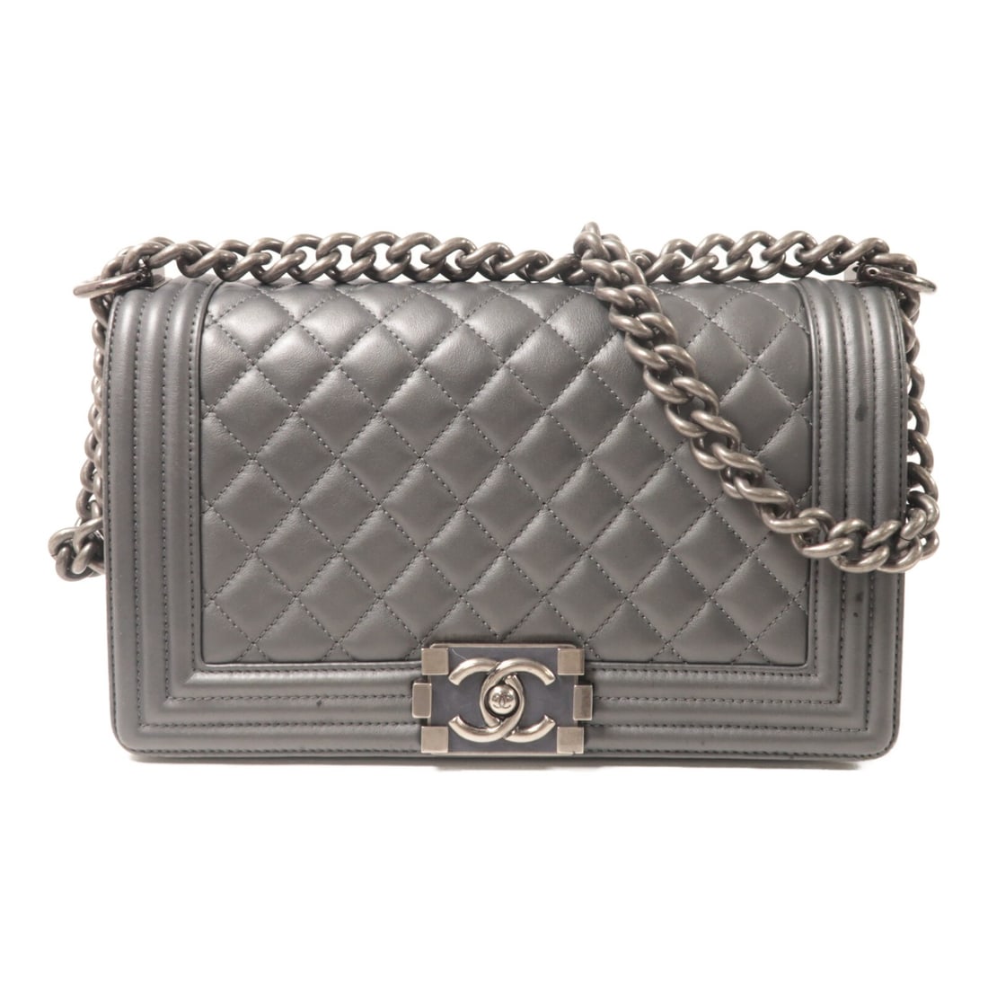 CHANEL Boy 25 A67086 Lambskin Shoulder Bag in Silver: CHANEL Boy 25 A67086 Lambskin Shoulder Bag in Silver CHANEL CC Boy 25 Chain Shoulder Bag, model A67086, crafted in lambskin (sheep leather) with a silver exterior and silver frame color. This women's 