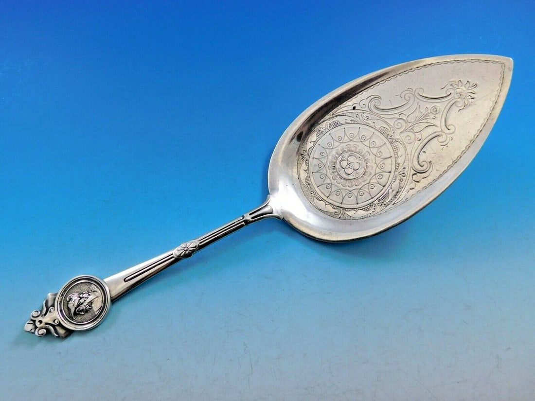 Gorham Medallion sterling silver pie server engraved 9 1/2: Gorham Medallion sterling silver pie server engraved 9 1/2 Sterling silver pie server in the Medallion pattern by Gorham, featuring a detailed medallion at the end of the handle and a beautifully engr