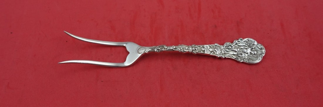 Gorham Versailles Sterling Silver Baked Potato Fork 6 3/4 inch Splayed Tines: Gorham Versailles Sterling Silver Baked Potato Fork 6 3/4 inch Splayed Tines Enhance your dining experience with this exquisite serving fork from Gorham's Versailles pattern. Crafted from high-quality
