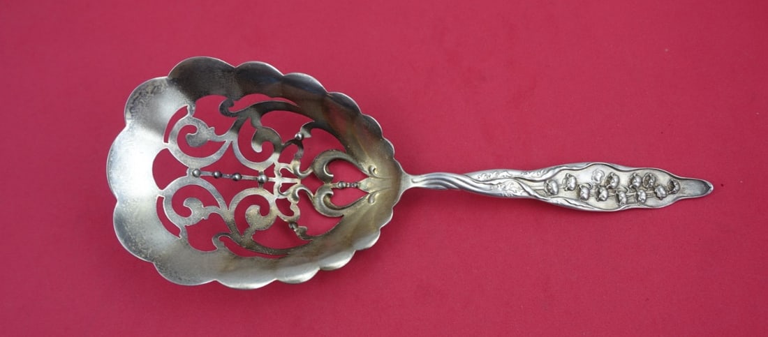 Whiting Sterling Silver Lily of the Valley Saratoga Chip Spoon 8 7/8": Whiting Sterling Silver Lily of the Valley Saratoga Chip Spoon 8 7/8" This exquisite Saratoga chip spoon, measuring 8 7/8 inches, is crafted from sterling silver by Whiting, featuring the elegant Lily