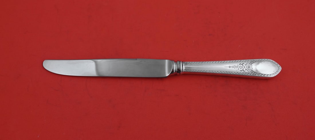 Lunt Early American Engraved Sterling Silver Dinner Knife 9.5": Lunt Early American Engraved Sterling Silver Dinner Knife 9.5" This exquisite dinner knife features the Early American Engraved pattern by Lunt, crafted from sterling silver. The hollow handle complem