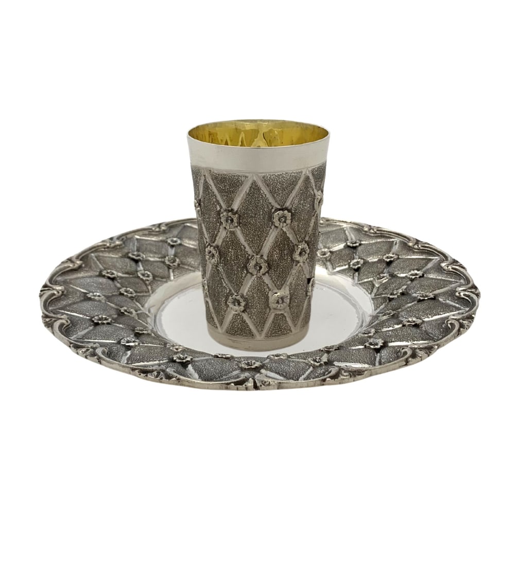 Handmade 925 Sterling Silver Floral Cup and Tray Set: Handmade 925 Sterling Silver Floral Cup and Tray Set This exquisite cup and tray set is crafted from fine 925 sterling silver, showcasing a stunning combination of matte and shiny finishes. The