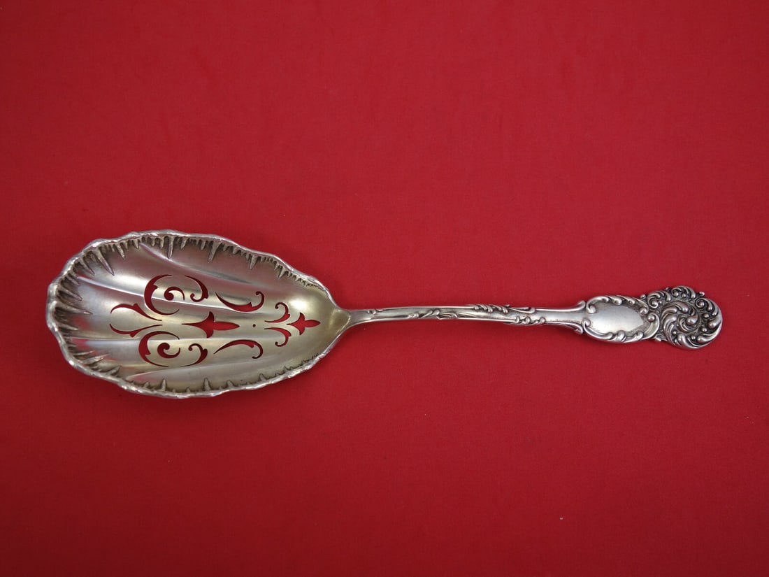 Reed & Barton La Reine Sterling Silver Ice Spoon 9 1/8 Inch: Reed & Barton La Reine Sterling Silver Ice Spoon 9 1/8 Inch This exquisite La Reine ice spoon by Reed & Barton is crafted from sterling silver and measures 9 1/8 inches. Dating back to the mid-19th ce
