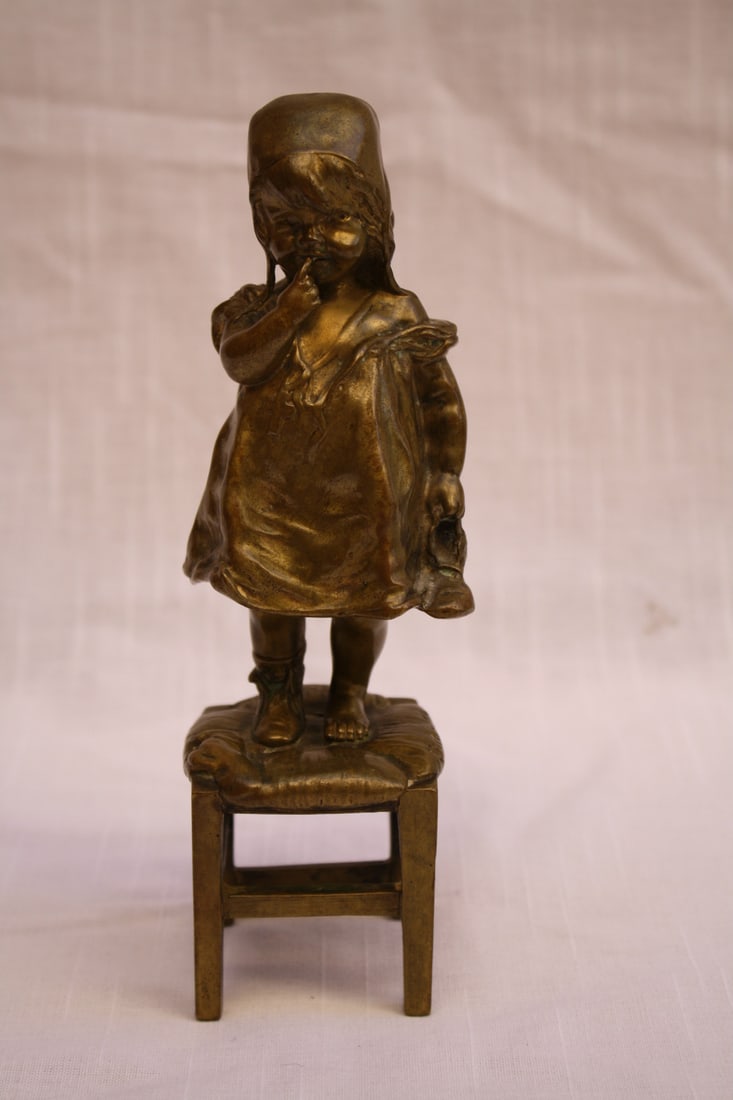 Early 1900s French Bronze Statue of Funny Girl by Juan Clara: Early 1900s French Bronze Statue of Funny Girl by Juan Clara This exquisite early 1900s French bronze statue depicts a humorous girl, crafted by the renowned Spanish artist Juan Clara (1875-1957). The