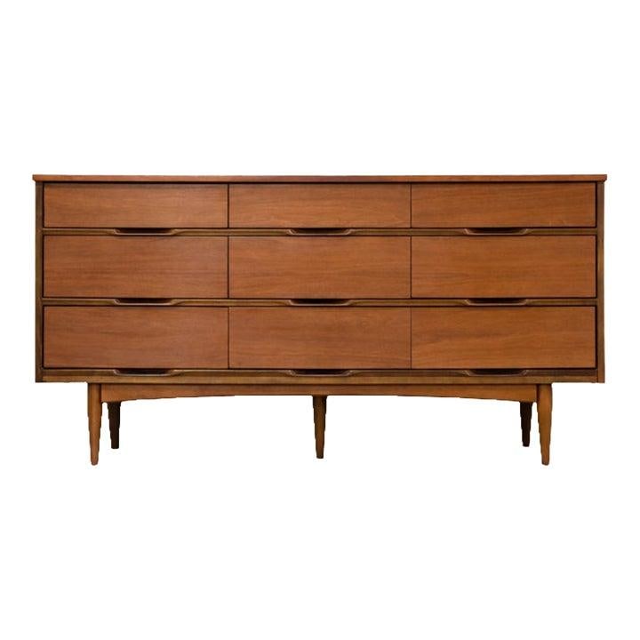 Mid Century Modern Walnut Dresser with Formica Top USA Circa 1960s: Mid Century Modern Walnut Dresser with Formica Top USA Circa 1960s This mid-century modern dresser from the 1960s features a durable walnut construction and a scratch-resistant Formica top. Made in th