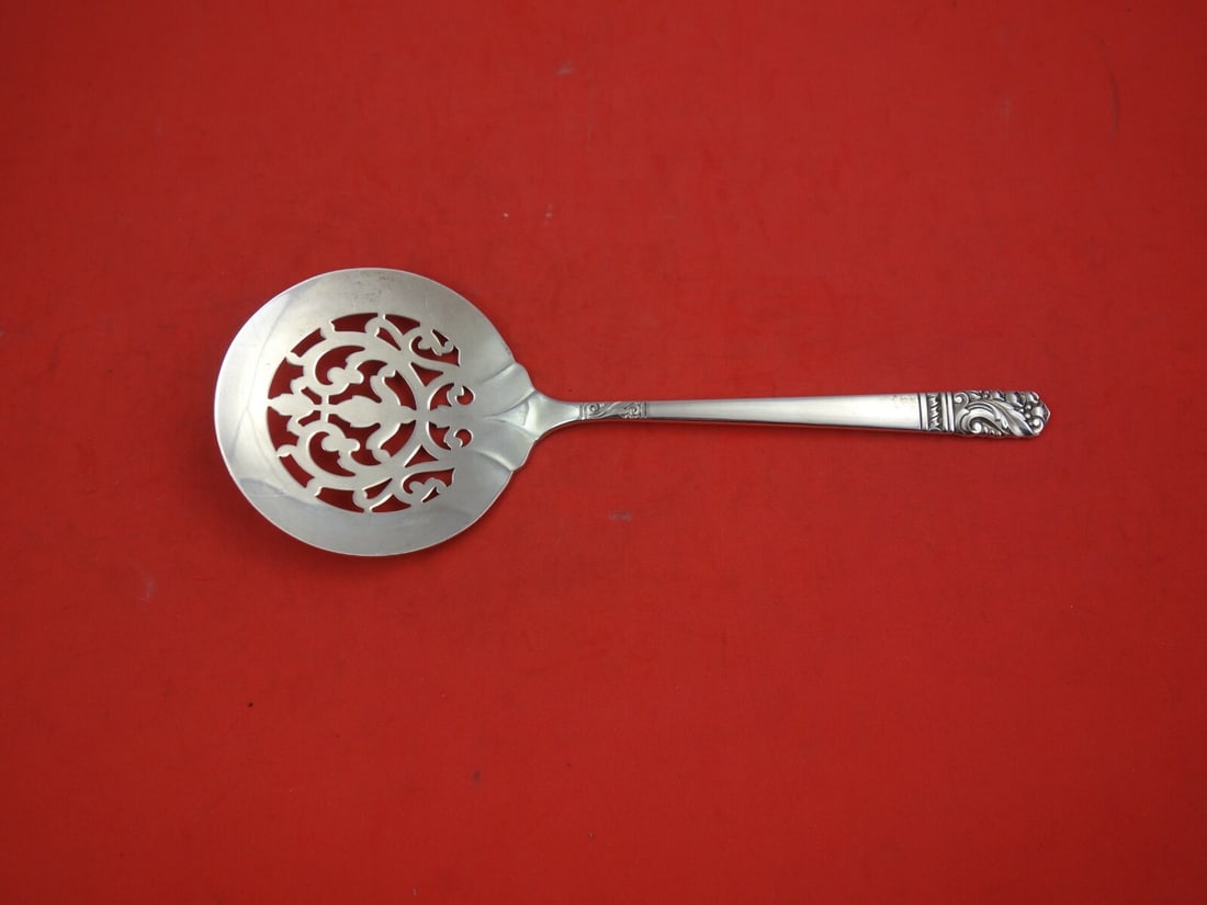 Oneida Mansion House Sterling Silver Tomato Server 7.75": Oneida Mansion House Sterling Silver Tomato Server 7.75" This exquisite tomato server, crafted from sterling silver, showcases the elegant Mansion House pattern by Oneida. Measuring 7 3/4" in length, 