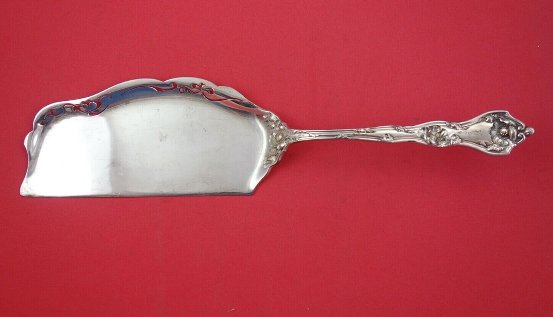 Reed & Barton Intaglio Sterling Silver Pierced Crumber 12 1/4": Reed & Barton Intaglio Sterling Silver Pierced Crumber 12 1/4" This exquisite crumber from Reed & Barton features the elegant Intaglio pattern, crafted from high-quality sterling silver. Measuring 12 