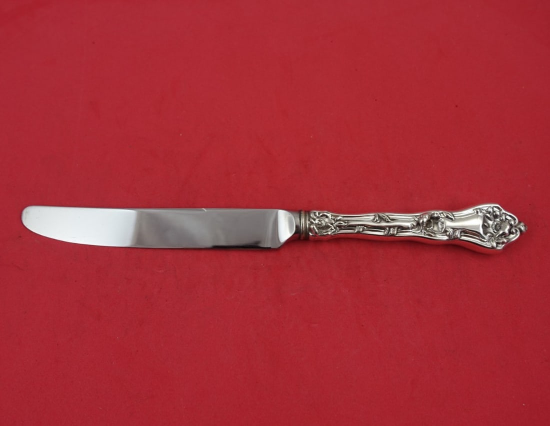 Reed and Barton Intaglio Sterling Silver Knife 9 1/4": Reed and Barton Intaglio Sterling Silver Knife 9 1/4" Discover the elegance of the Intaglio pattern by Reed and Barton with this exquisite sterling silver regular knife. Crafted between 1900 and 1940,