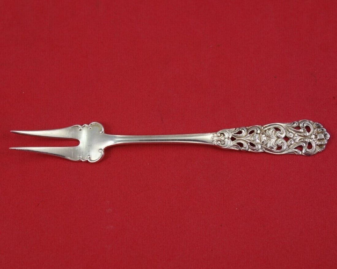 Th. Marthinsen Valdres .830 Silver 2-Tine Cocktail Fork 4 7/8": Th. Marthinsen Valdres .830 Silver 2-Tine Cocktail Fork 4 7/8" Discover the elegance of the Valdres cocktail fork, crafted by Th. Marthinsen in Norway. This exquisite 2-tine fork measures 4 7/8" and i