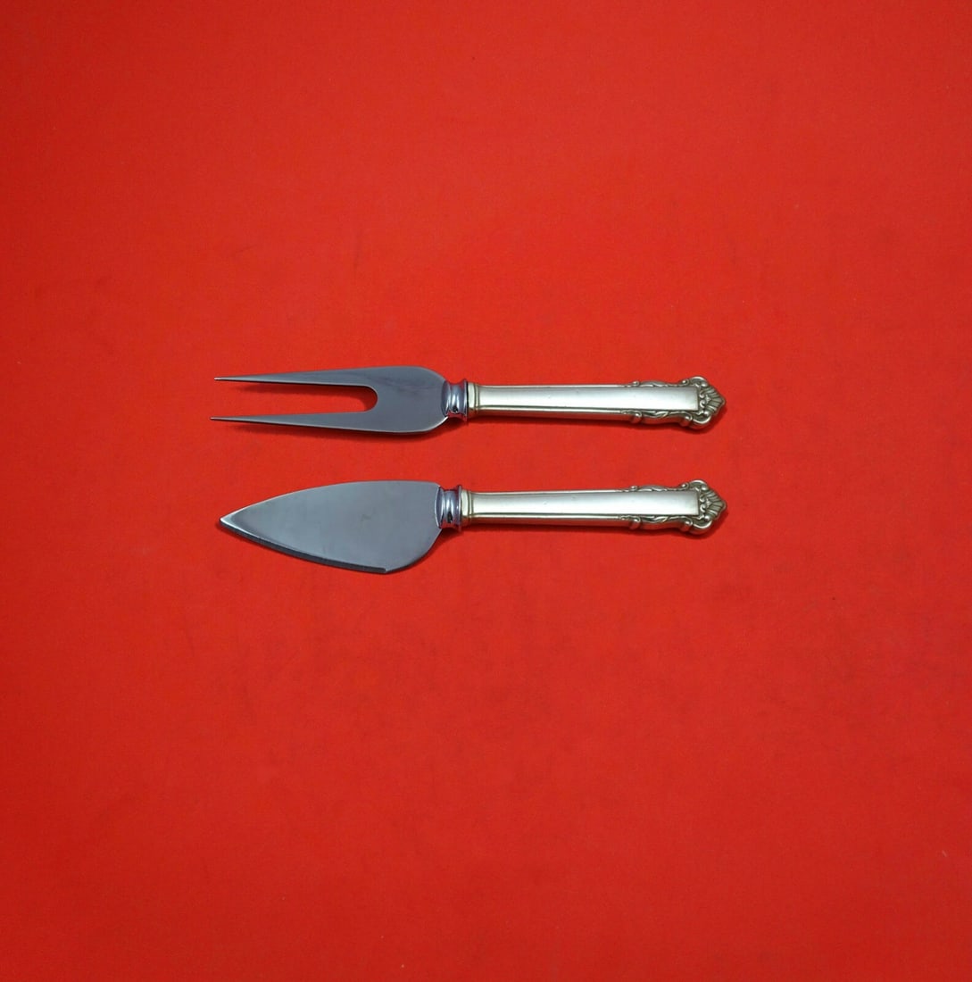 Lunt Sterling Silver English Shell 2-Piece Cheese Serving Set: Lunt Sterling Silver English Shell 2-Piece Cheese Serving Set Elevate your cheese serving experience with this exquisite 2-piece Sterling Silver Hard Cheese Serving Set by Lunt, featuring the elegant 