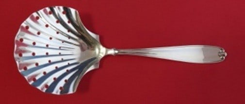 Buccellati Palm Beach Sterling Silver Pea Spoon 8 1/2 Italy: Buccellati Palm Beach Sterling Silver Pea Spoon 8 1/2 Italy An Italian sterling silver pea spoon in the Palm Beach pattern by Buccellati. It is not monogrammed and is in excellent pre-owned condition.