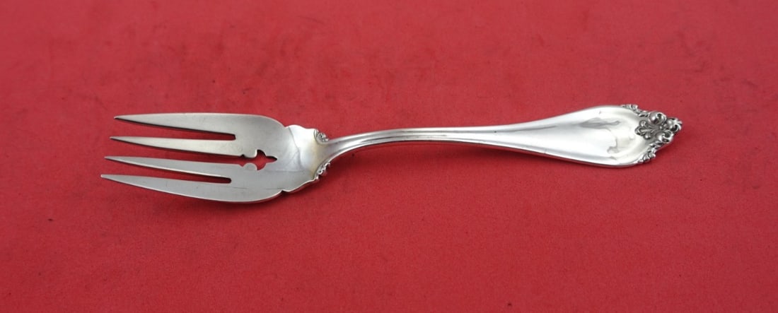 Reed Barton La Perle sterling salad fork 6 1 8 inch: Reed Barton La Perle sterling salad fork 6 1 8 inch This is a Reed & Barton La Perle pattern sterling silver salad fork measuring 6 1/8 inches. Crafted in the United States between 1900 and 1940, it f