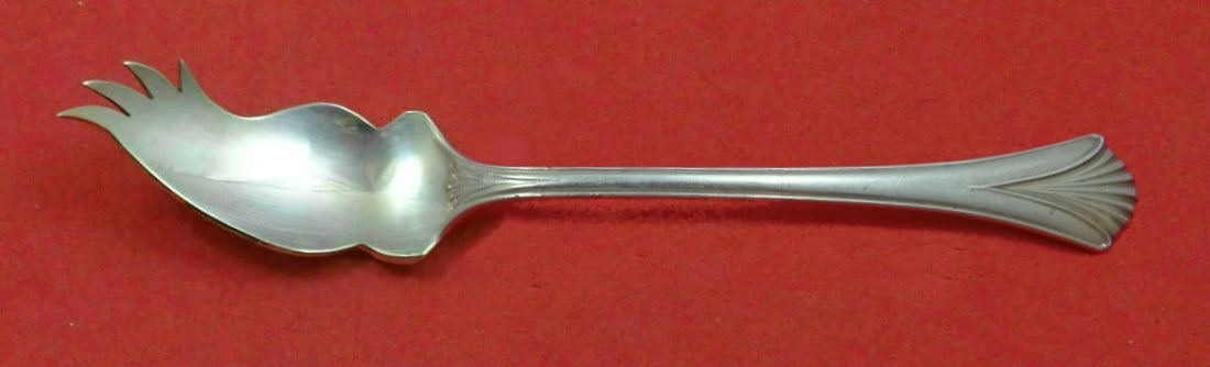 Lunt Regency Shell Sterling Silver Custom 6 Inch Pate Knife: Lunt Regency Shell Sterling Silver Custom 6 Inch Pate Knife This exquisite pate knife, custom made in the Regency Shell pattern by Lunt, showcases the elegance of sterling silver craftsmanship. Measur