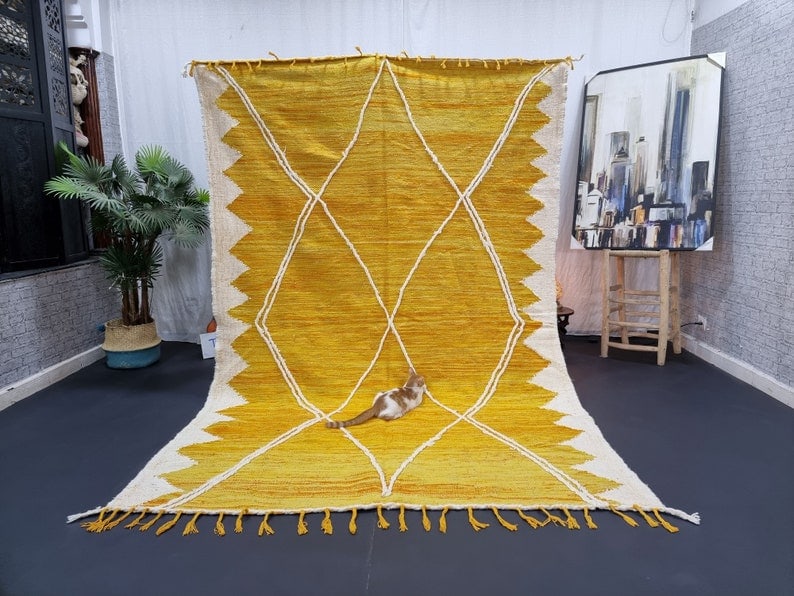 Handwoven Moroccan Berber Wool Rug 9.84 x 6.56 feet: Handwoven Moroccan Berber Wool Rug 9.84 x 6.56 feet Transform your space with this elegant handwoven Moroccan Berber wool rug, crafted by skilled Berber women in the Atlas Mountains. Made from 100% lo