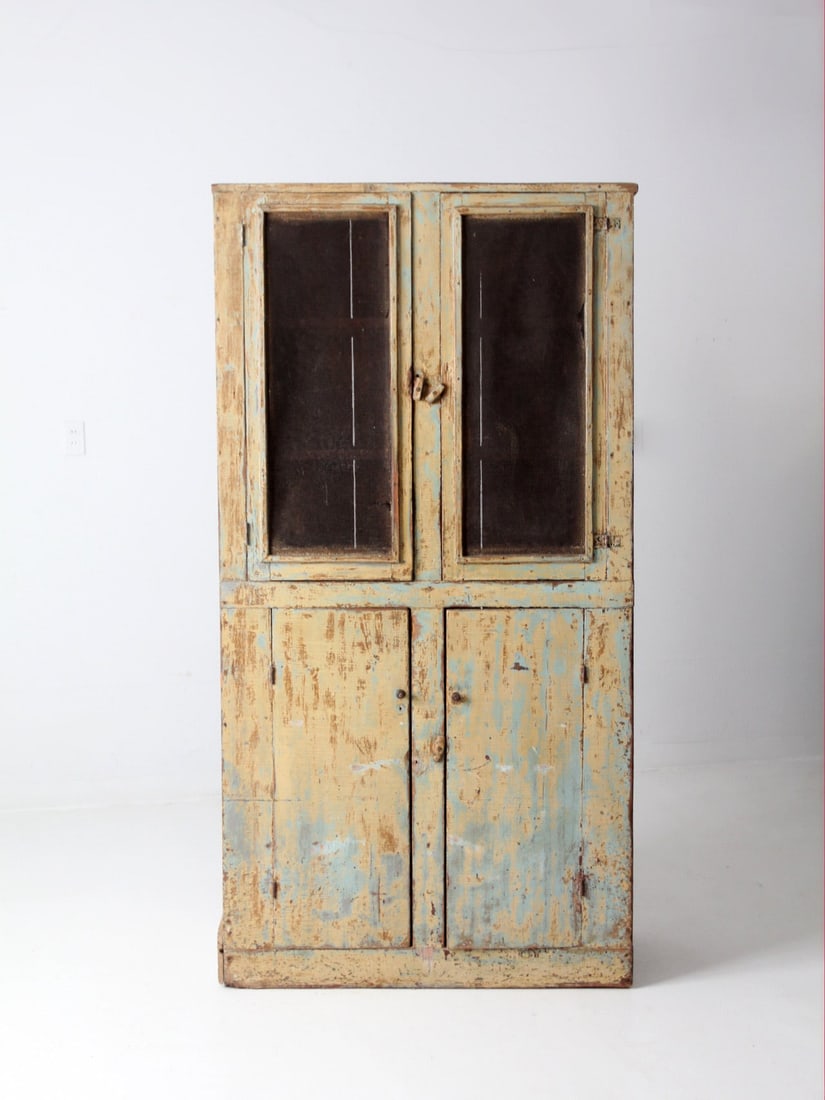 Farmhouse Antique Painted Cabinet with Double Doors: Farmhouse Antique Painted Cabinet with Double Doors This charming antique cabinet is an essential addition to any farmhouse decor. Featuring a tall design, it includes double doors at the base that op
