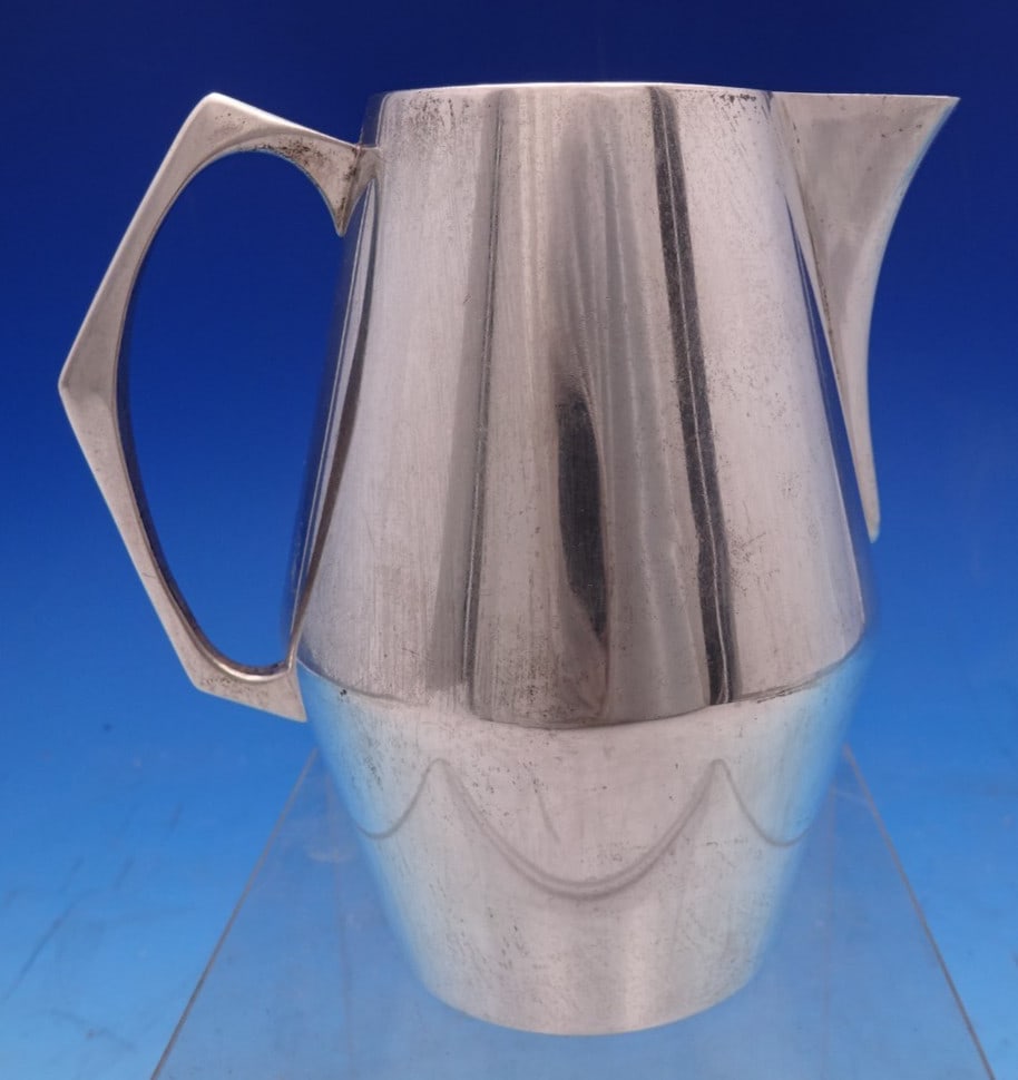 Reed Barton Diamond Sterling Silver Creamer 4 1 2 Inch 7.74 ozt: Reed Barton Diamond Sterling Silver Creamer 4 1 2 Inch 7.74 ozt This Reed & Barton Diamond pattern creamer is crafted from sterling silver (.925) and features a distinctive mid-century modern design i