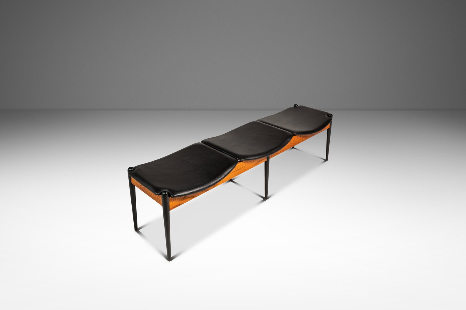 Arthur Umanoff Oak and Leather Three Seat Bench for Washington Woodcraft 1960s: Arthur Umanoff Oak and Leather Three Seat Bench for Washington Woodcraft 1960s This Mid-Century Modern three-seat gallery bench was designed by Arthur Umanoff for Washington Woodcraft in the 1960s. Fe