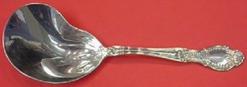Tiffany & Co Richelieu Sterling Silver Berry Spoon 9 1/2 in: Tiffany & Co Richelieu Sterling Silver Berry Spoon 9 1/2 in This exquisite berry spoon features a kidney shape and is crafted from sterling silver, showcasing the elegant Richelieu pattern by Tiffany 