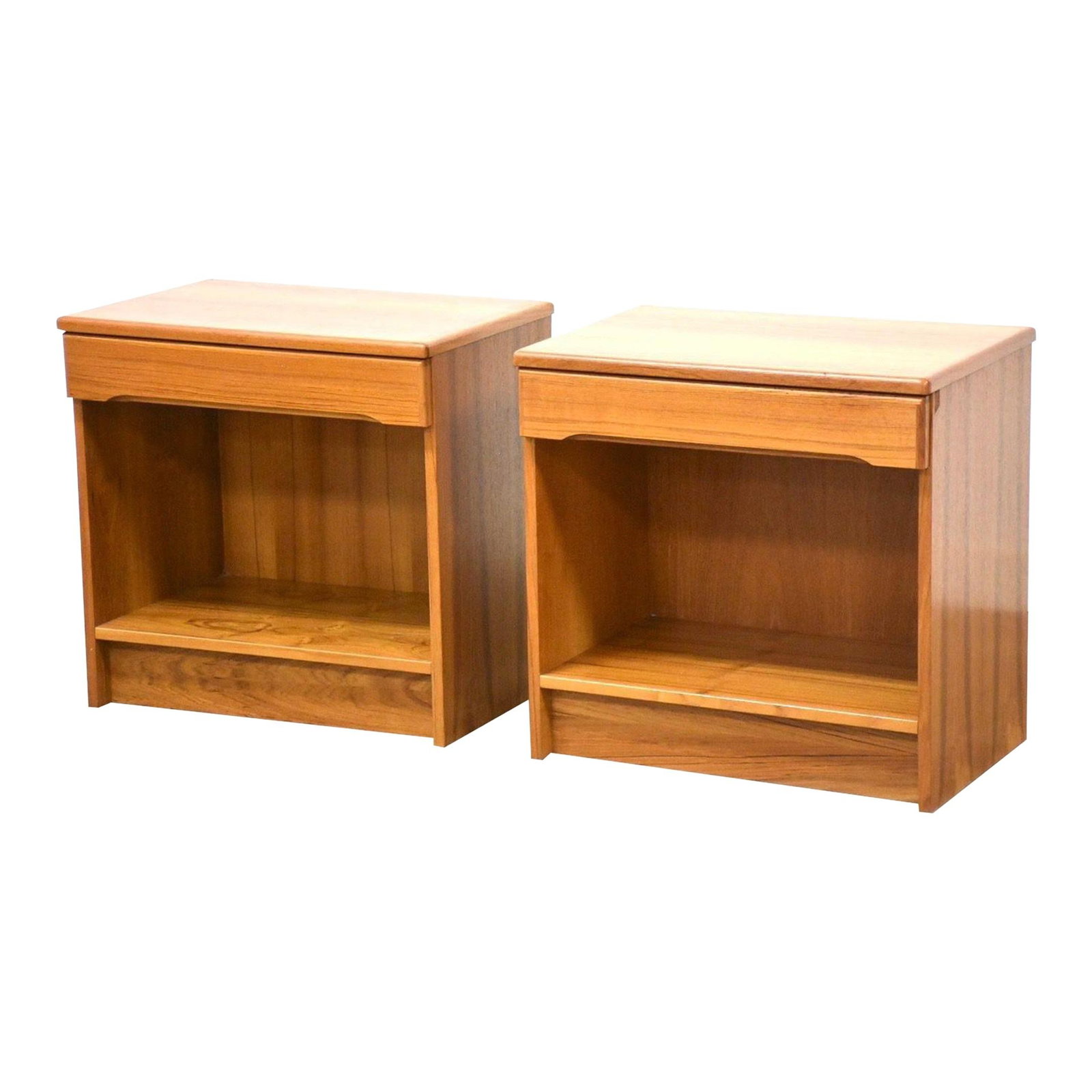 Mid Century Modern Teak Nightstands Pair with Drawer and Shelf: Mid Century Modern Teak Nightstands Pair with Drawer and Shelf This pair of mid-century modern nightstands features a sleek design crafted from rich teak wood. Each nightstand includes a single drawer