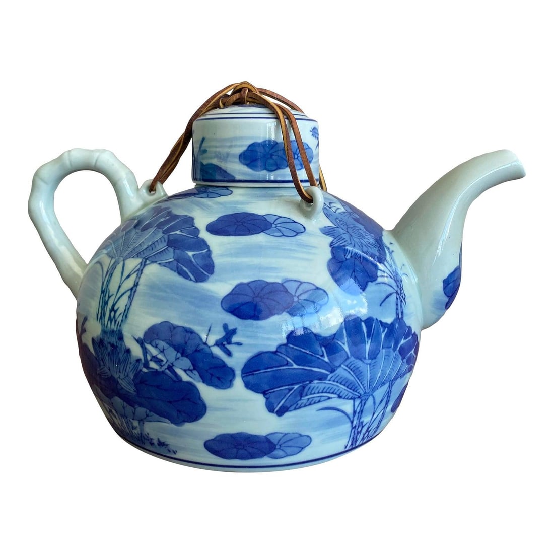 Vintage Boho Blue White Chinese Porcelain Teapot Lotus Design: Vintage Boho Blue White Chinese Porcelain Teapot Lotus Design This exquisite late 20th-century Chinese porcelain teapot showcases a classic rounded form, beautifully hand-painted in rich cobalt blue f