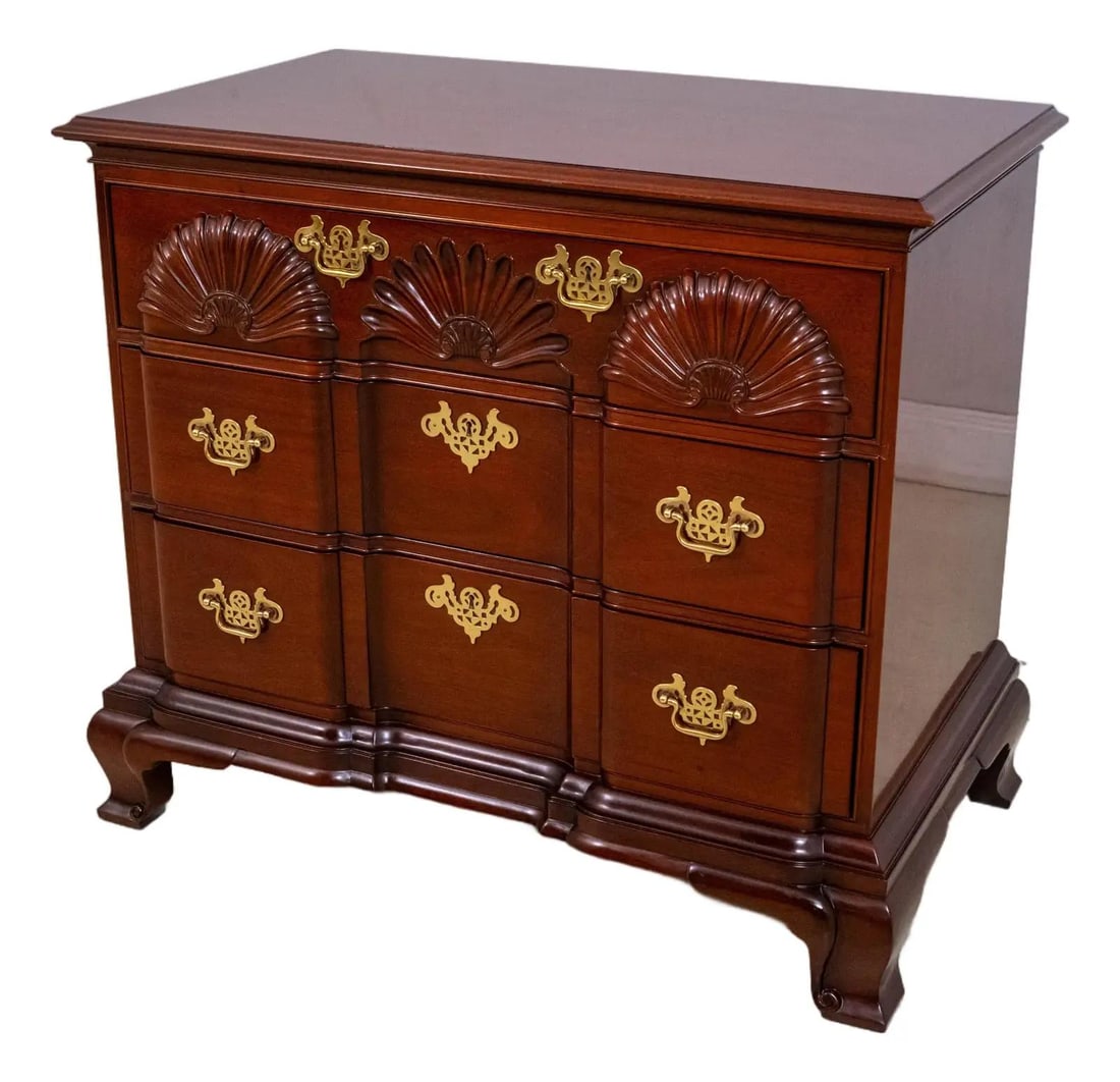 Kindel Winterthur Mahogany Block Front Chest Goddard Townsend Collection: Kindel Winterthur Mahogany Block Front Chest Goddard Townsend Collection This exquisite Kindel Winterthur Block Front Drawer Chest is a stunning piece from the Goddard Townsend Collection, showcasing 