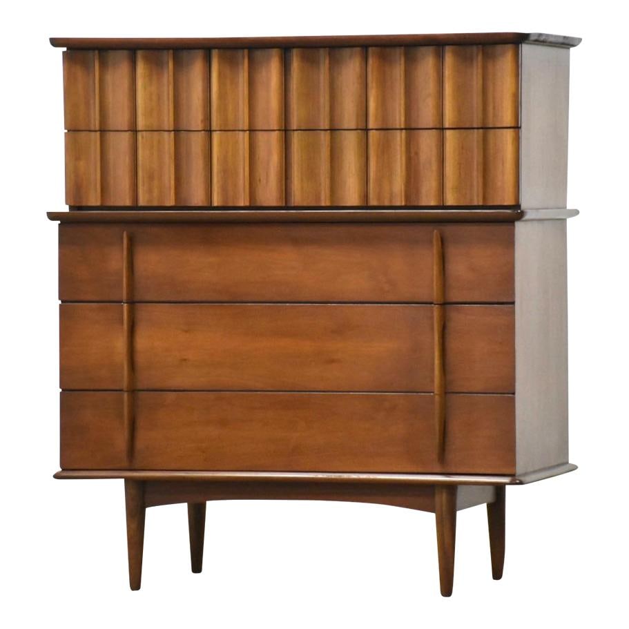 Mid Century Modern Walnut Tall Dresser United Furniture: Mid Century Modern Walnut Tall Dresser United Furniture Discover this exquisite mid-century modern tall dresser, expertly crafted from walnut and featuring unique sculpted drawer pulls. This piece has