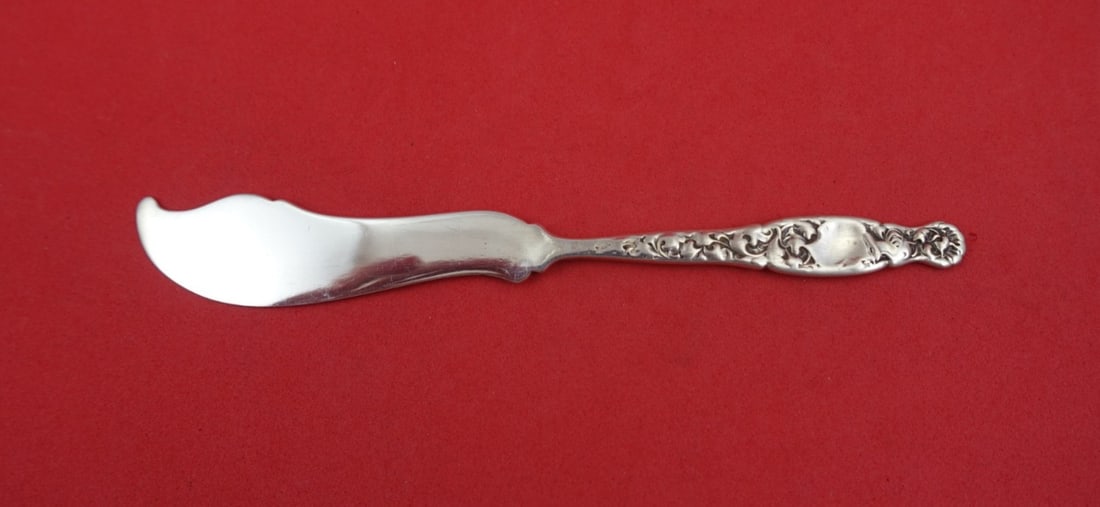 Sterling Silver Butter Spreader Heraldic Pattern Flat Handle 5.5 Inch: Sterling Silver Butter Spreader Heraldic Pattern Flat Handle 5.5 Inch This is a sterling silver butter spreader featuring a flat handle with a narrow blade in the Heraldic pattern by Whiting. The piec