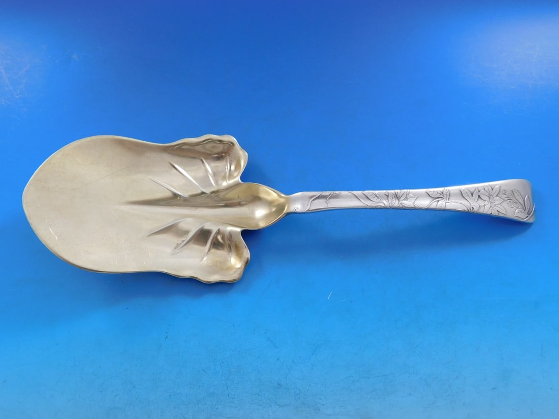 Tiffany & Co. Lap Over Edge Sterling Silver Spade Server 10 3/8" Poinsettia Motif: Tiffany & Co. Lap Over Edge Sterling Silver Spade Server 10 3/8" Poinsettia Motif This exquisite spade server from Tiffany & Co. features the elegant Lap Over Edge pattern and showcases a beautiful ac