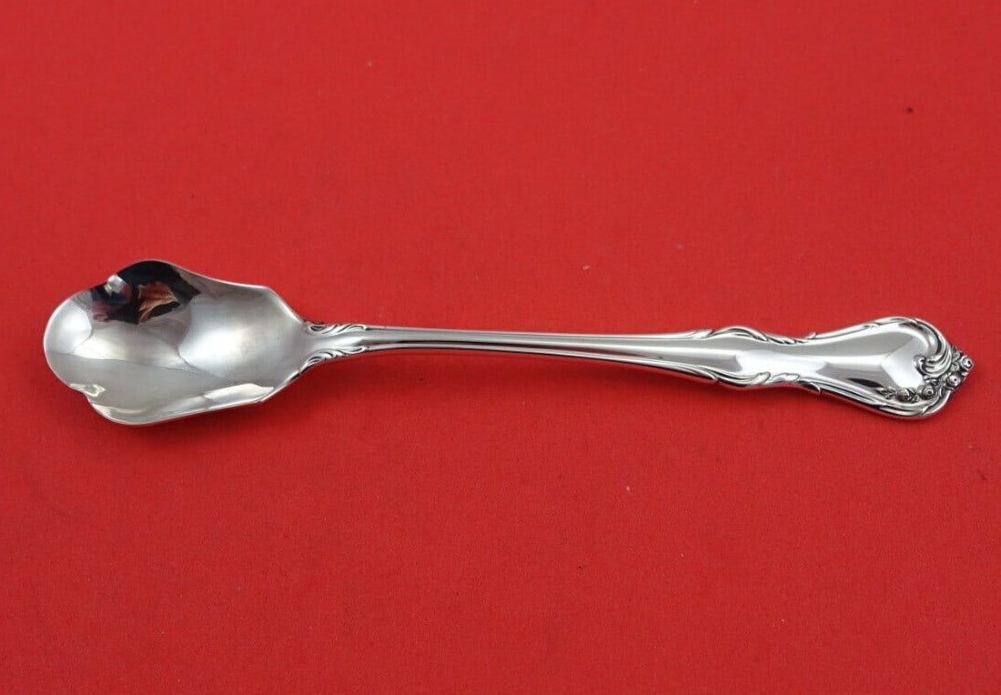 Reed and Barton Rose Cascade Sterling Silver Relish Scoop 5 5/8 Custom Made: Reed and Barton Rose Cascade Sterling Silver Relish Scoop 5 5/8 Custom Made Presenting the exquisite Rose Cascade sterling silver relish scoop, custom made by Reed and Barton. This elegant serving pie