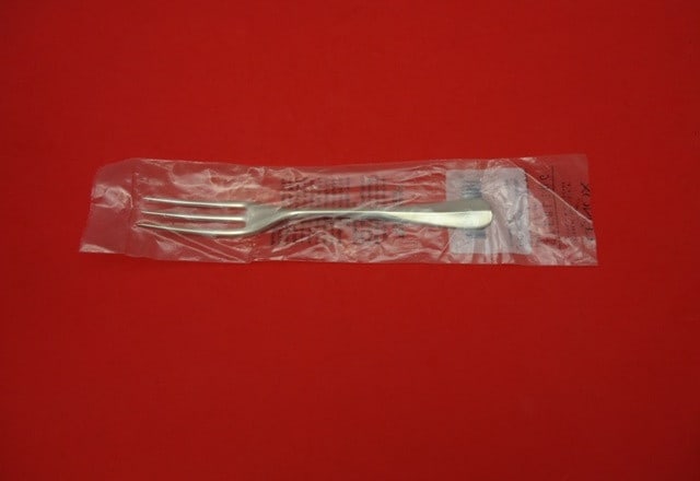 Stieff Queen Anne-Williamsburg Sterling Silver Dinner Fork 7 3/4" New: Stieff Queen Anne-Williamsburg Sterling Silver Dinner Fork 7 3/4" New Discover the elegance of the Queen Anne-Williamsburg pattern by Stieff with this exquisite sterling silver dinner fork. Measuring 