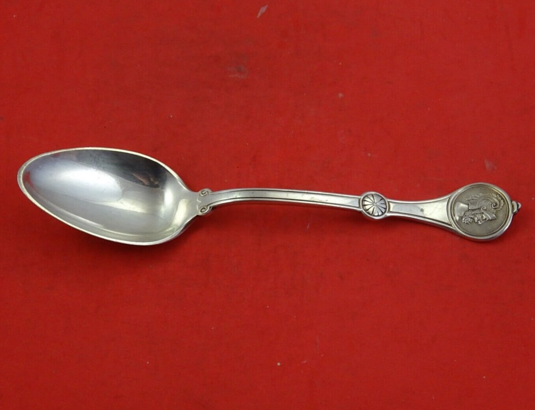 Reed & Barton Medallion Silverplate Soup Spoon 7 Inch Vintage: Reed & Barton Medallion Silverplate Soup Spoon 7 Inch Vintage This exquisite Medallion place soup spoon from Reed & Barton showcases a classic design, perfect for enhancing your dining experience. Cra