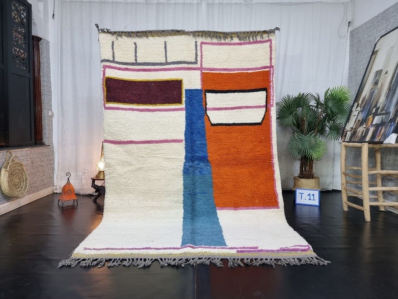 Handwoven Moroccan Rug 8 x 5 Feet 100% Sheep Wool: Handwoven Moroccan Rug 8 x 5 Feet 100% Sheep Wool Enhance your space with this stylish authentic rug, expertly handwoven in the Atlas Mountains by local Berber women weavers. Crafted using traditional