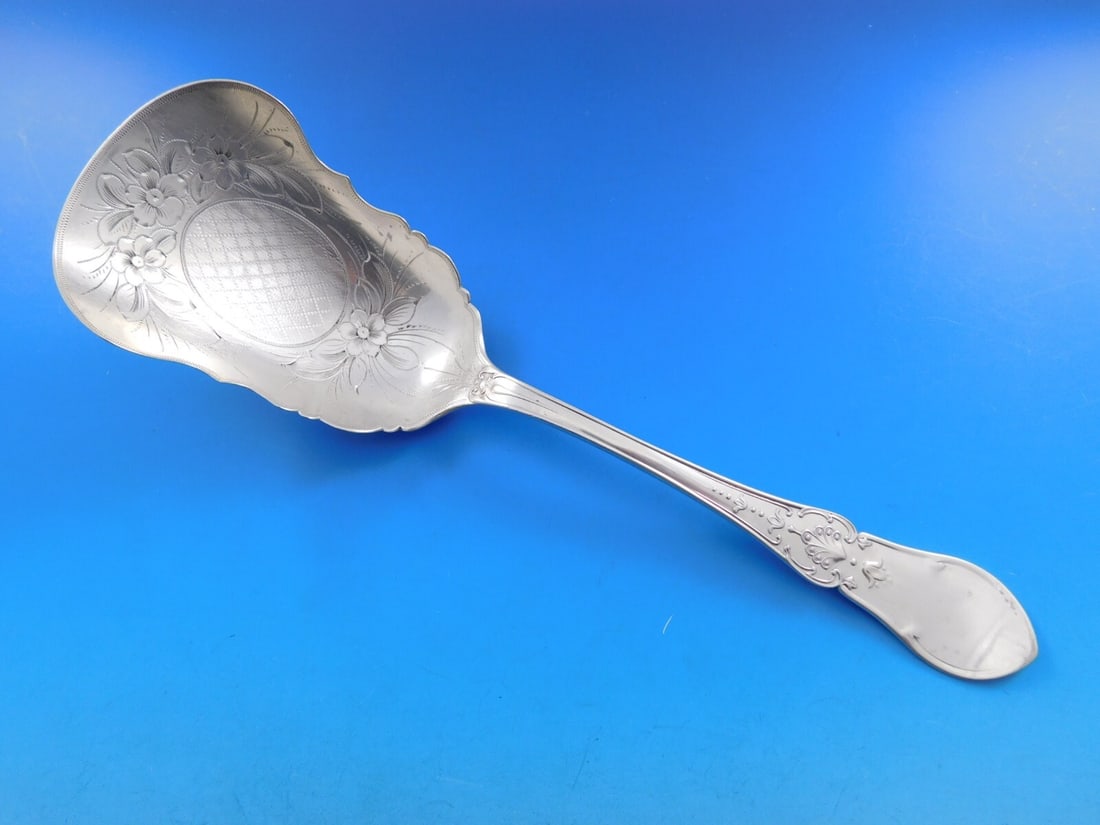 Shiebler Dew Drop Sterling Silver Cracker Scoop 9.5 Inch Antique: Shiebler Dew Drop Sterling Silver Cracker Scoop 9.5 Inch Antique This exquisite cracker scoop is from the esteemed Dew Drop pattern by Shiebler, crafted in sterling silver. Measuring 9 1/2" in length,