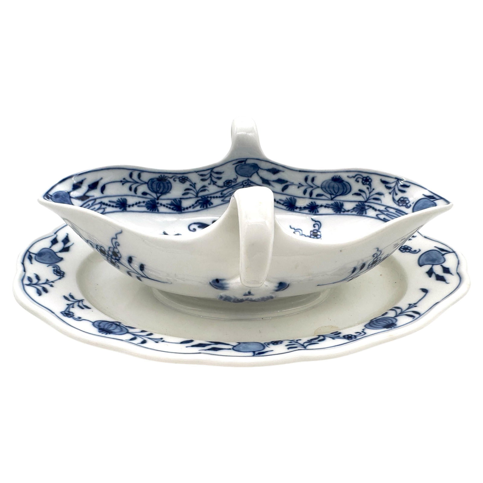 19th Century Meissen Blue Onion Hand-Painted Gravy Boat: 19th Century Meissen Blue Onion Hand-Painted Gravy Boat This exquisite Meissen Blue Onion Handled Gravy Boat showcases the elegance of 19th-century craftsmanship. Measuring 8.75 inches in width, 5.25 