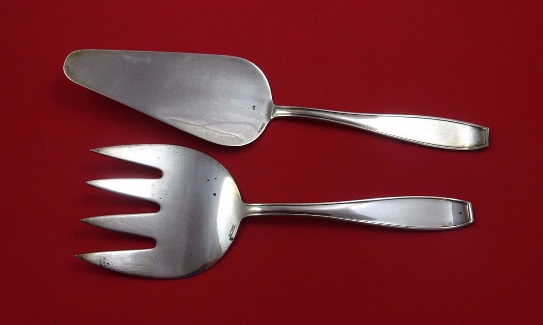 Edward Wollenweber .800 German Silver Fish Serving Set 2pc 9.5": Edward Wollenweber .800 German Silver Fish Serving Set 2pc 9.5" This exquisite 2-piece Fish Serving Set, crafted by Edward Wollenweber of Munich, showcases the elegance of .800 German silver. Each pie