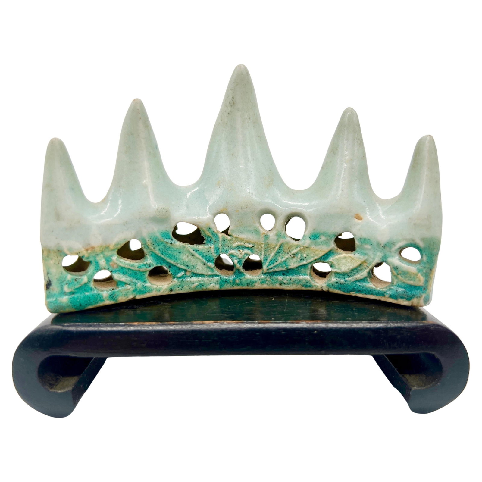 Kangxi Period Chinese Celadon Turquoise Porcelain Brush Rest: Kangxi Period Chinese Celadon Turquoise Porcelain Brush Rest This exquisite Chinese celadon and green turquoise glazed brush rest originates from the Kangxi period (1661-1722) of the Qing Dynasty, a h