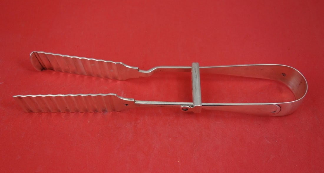 Sterling Silver Pierced Asparagus Tongs Old English Pattern London 1913 8 5/8: Sterling Silver Pierced Asparagus Tongs Old English Pattern London 1913 8 5/8 This is a sterling silver asparagus tong in the Old English pattern, crafted by various makers. The tong features a pierce