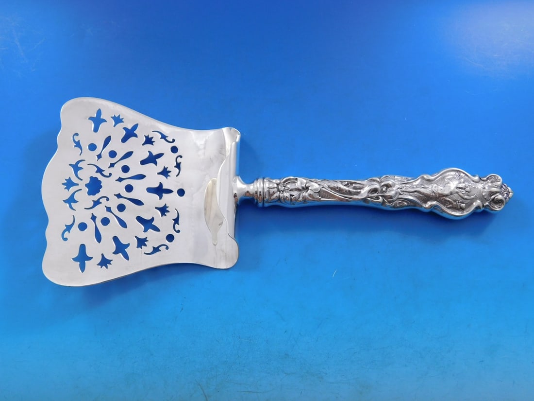 Wallace Irian Sterling Silver Asparagus Server Hooded 10 1/4": Wallace Irian Sterling Silver Asparagus Server Hooded 10 1/4" This exquisite asparagus server is part of the Irian pattern by Wallace, crafted from sterling silver. The piece features a hollow handle 