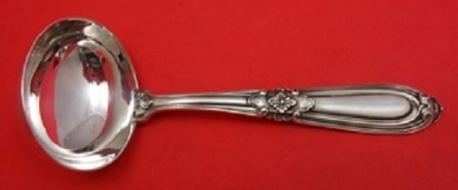 Buccellati Esteval Sterling Silver Gravy Ladle 6.5 in: Buccellati Esteval Sterling Silver Gravy Ladle 6.5 in This exquisite Esteval gravy ladle from Buccellati is crafted from high-quality sterling silver, showcasing the elegance of the Esteval pattern. M