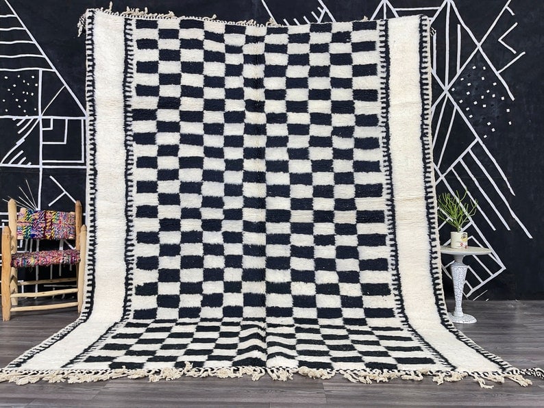 Authentic Handwoven Black and White Rug from Morocco: Authentic Handwoven Black and White Rug from Morocco Discover the charm of this Fabulous Black & White Rug, expertly handwoven in the Atlas Mountains by skilled Berber women using traditional techniqu