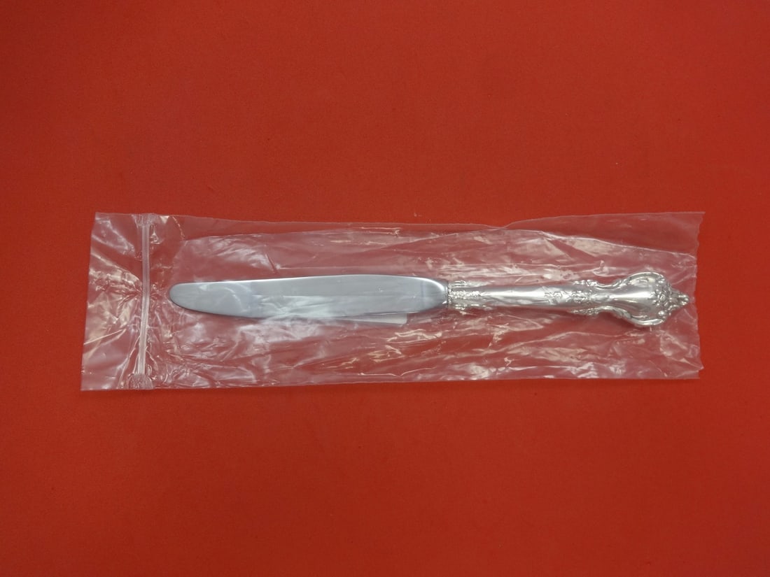 Lunt Delacourt Sterling Silver Knife 9 1/4" Modern Flatware: Lunt Delacourt Sterling Silver Knife 9 1/4" Modern Flatware Discover the elegance of the Delacourt pattern with this exquisite knife from Lunt. Crafted from high-quality sterling silver, this modern k