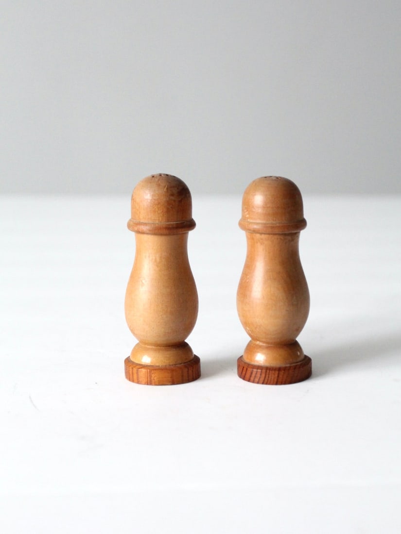 Pair of Vintage Wooden Salt and Pepper Shakers Midcentury Style (1 of 7)