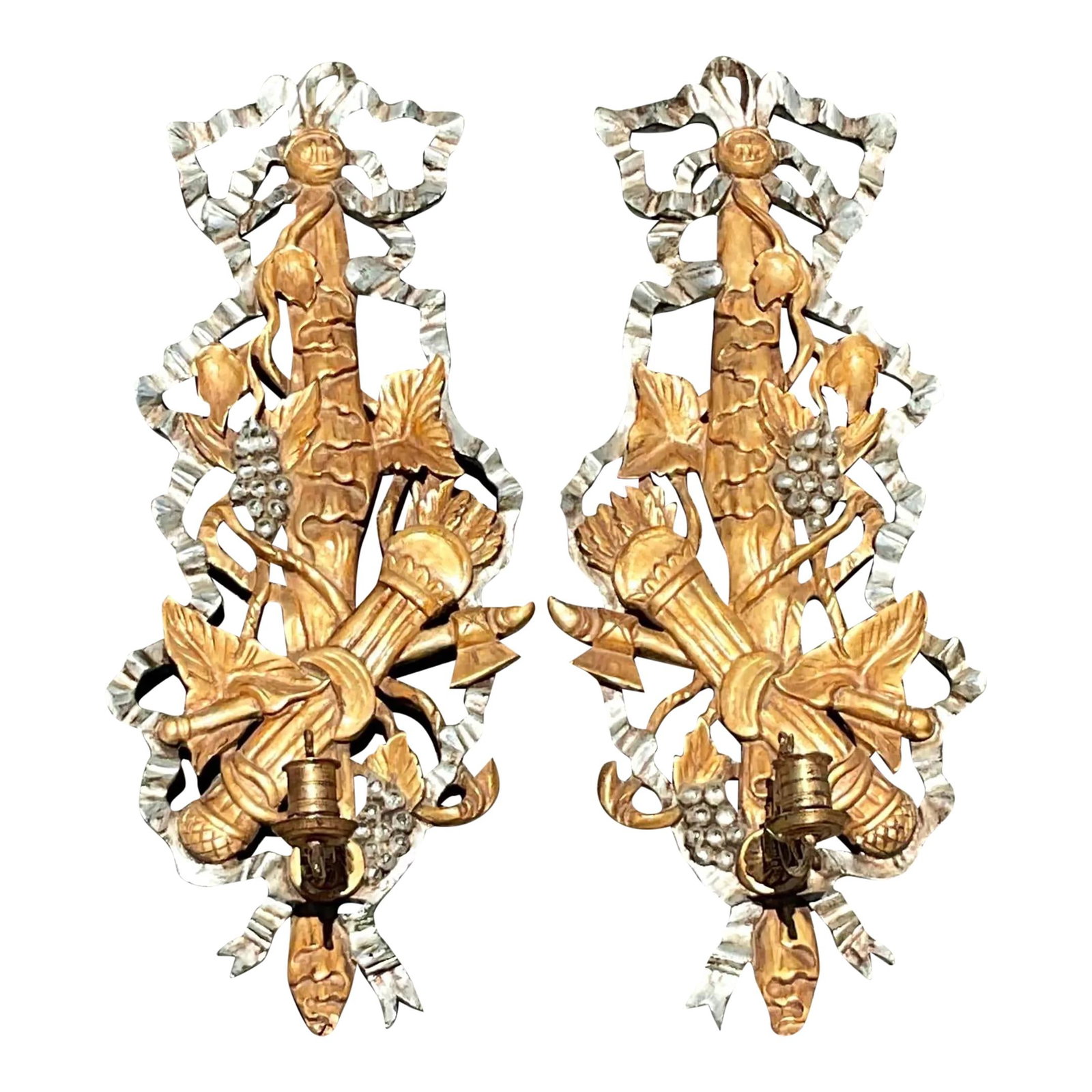 Pair of Vintage Regency Gilt Carved Wood Candle Sconces: Pair of Vintage Regency Gilt Carved Wood Candle Sconces Elevate your home decor with this stunning pair of Vintage Regency Gilt Carved Wood Candle Sconces. Showcasing intricate craftsmanship and a lux