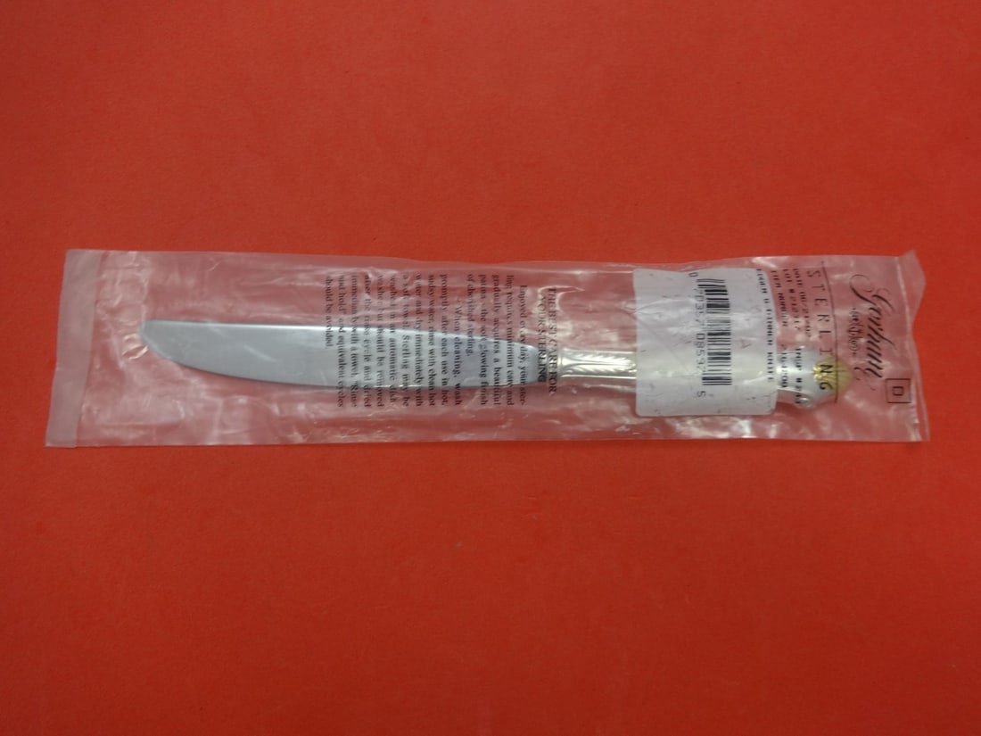 Gorham Edgemont Gold Sterling Silver Dinner Knife 9.25" New Flatware: Gorham Edgemont Gold Sterling Silver Dinner Knife 9.25" New Flatware Introducing the Edgemont Gold dinner knife by Gorham, a stunning piece of flatware that seamlessly combines elegance and functional